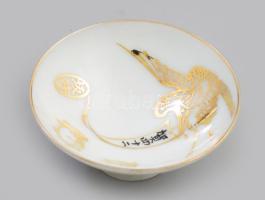 Japán porcelán katonai szakés csésze. cca 1940-1944, kalligrafikus szöveget tartó sassal díszítve, sérült, d: 8 cm