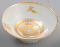 Japán porcelán katonai szakés csésze. cca 1940-1944, kalligráfiával és stilizált szirommintákkal díszítve, hibátlan, d: 8 cm