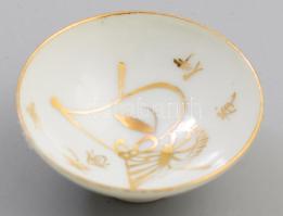 Japán porcelán katonai szakés csésze. cca 1940-1944, kettős zászlóval és kalligrafikus díszítéssel, minimális kopással, d: 7,5 cm