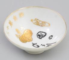 Japán porcelán katonai szakés csésze. cca 1940-1944, kalligráfiával és ritka rügyező császárfalevél díszítéssel, minimális kopással, d: 7,5 cm