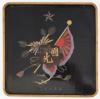 Japán porcelán katonai lakkozott tálca. cca 1940-1944, a második világháborús Japán klasszikus szimbólumaival díszítve, némi elválással, kis kopással, 23x23 cm