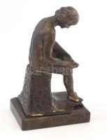 Tüskehúzó fiú. Bronz szobor, műkő talapzaton, sérült, m: 17 cm