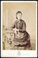 cca 1870-1875 Marie Auguste Yvonne de Blacas d'Aulps (1851-1881), a francia Blacas d'Aulps hercegi család, illetve házassága révén a német Sayn-Wittgenstein-Sayn hercegi család tagja (Alexander Philip von Sayn-Wittgenstein-Sayn (1847-1940) felesége). Kabinetfotó Augustin Le Jeune francia fényképész (korábban Szergej Levitsky orosz fotográfus által vezetett) párizsi műterméből, jó állapotban, 16,5x10,5 cm // cca 1870-1875 Marie Auguste Yvonne de Blacas d'Aulps (1851-1881), member of the French house of Blacas d'Aulps, as well as the German princely house of Sayn-Wittgenstein-Sayn by marriage to Alexander Philip von Sayn-Wittgenstein-Sayn (1847-1940). Cabinet card from the studio of French photographer Augustin Le Jeune (formerly of Russian photographer Sergey Levitsky) in Paris, in good condition, 16.5x10.5 cm