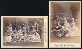 cca 1870-1875 Bécs, ismeretlen színtársulat tagjai barokk jelmezekben, hangszerekkel, színpadi díszlet előtt. 2 db kabinetfotó Adéle cs. kir. udvari fényképész bécsi műterméből, jó állapotban, 11x16,5 cm // cca 1870-1875 Vienna (Wien), unidentified theatrical troupe, actors dressed in baroque costumes, with musical instruments, in front of a stage set. Cabinet cards from the studio of Adele in Vienna, 2 pcs, in good condition, 11x16.5 cm