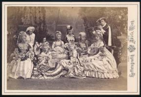 cca 1870-1875 Bécs, ismeretlen színtársulat tagjai barokk jelmezekben, hangszerekkel, színpadi díszl...