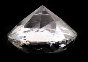 Szentkirályszabadjai iparművész kristály fazettált levélnehezék, címkével jelzett, d: 10 cm