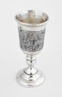 Vodkás pohár. híd és város látképpel. Orosz, ezüst (Ag) XIX. sz. eleje. 84 zolotniki finomságjellel,...