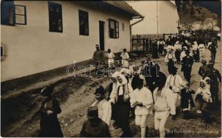 Rumänien, Kirchgang / Romanian folklore, churchgoers and K.u.K. soldiers