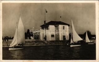 1934 Siófok, Budapest székesfővárosi leventék vitorlás tanfolyama, Dr. Sipőc Jenő levente üdülő "Szebb Jövőt" felirattal (EK)