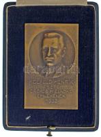 Berán Lajos (1882-1943) 1939. "Holfeld Henrik, a BBTE örökös m. elnöke emlékének 1932 / Tura-Tiszteletdíj 1939" bronz díjplakett hátoldalon "LUDVIG" gyártói jelzéssel, eredeti tokban (63x42mm) T:AU