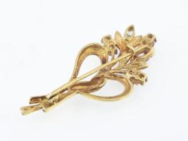 Arany (Au) 14K köves, virágos bross, jelzett, 3,7×1,7 cm, bruttó: 3,9 g
