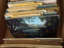 Kb. 950 db főleg RÉGI francia képeslap dobozban, vegyes minőség, válogatott anyag / Cca. 950 mostly ...