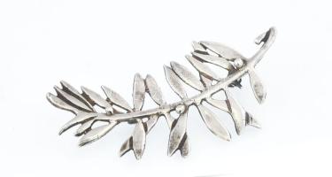 Ezüst(Ag) görög olajág bross, jelzett, 7×4 cm, nettó: 11,7 g