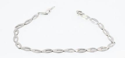 Ezüst(Ag) áttört ovális szemes karkötő, jelzett, h: 19 cm, nettó: 2,3 g