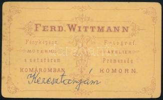 cca 1870 Női portré, keményhátú fotó Wittmann Nándor komáromi műterméből, kissé foltos, 10,5×6,5 cm
