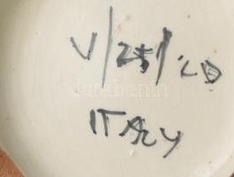 Olasz kerámia díszváza. Kézzel festett, jelzett, alján nem látszó lepattanás, apró mázhiba. m: 20 cm