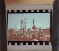 cca 1940 Katonai ünnepség a Hősök terén, Agfacolor diapozitív, 2×3 cm