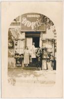 Nagyvárad, Oradea; Modern drogéria, bejárat a személyzettel, Krayer festék reklámmal / drugstore, shop entrance with staff and advertisements. photo (fl)