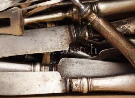 Nagyrészt ezüst (Ag) nyelű evőeszközök, tálaló villák, stb. töltöttek. Kb 2/3 ezüst Érdemes átnézni ...