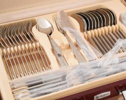 Bachmayer 84 részes evőeszköz- és szervírozó készlet, újszerű állapotban, fiókos bőröndben, leírássa...