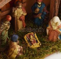 Karácsonyi betlehem, porcelán figurákkal, világító résszel, 39x23 cm