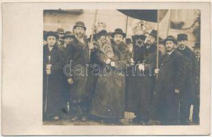 ~1915 Pidhaitsi, Pidhajci, Podhajce; Zsidó férfiak a szent Tórát viszik ki őfensége Frigyes főherceg elé. Judaika / Jewish men bringing the Holy Torah to Archduke Friedrich in Ukraine, Judaica. photo