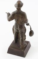 Öntőmunkás. Bronz szobor, cca 4,5 kg, jelzés nélkül, kanál javított, m: 29 cm /// KIZÁRÓLAG SZEMÉLYE...