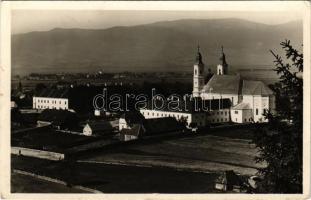 1943 Csíksomlyó, Sumuleu Ciuc; Kegytemplom, háttérben a Hargita / church