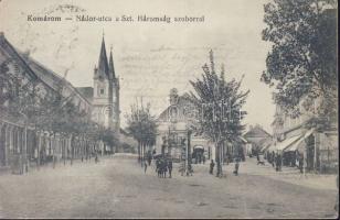 Komárom Nádor utca a Szentháromság szoborral