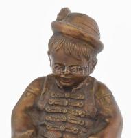 Ismeretlen szobrász: Fiú díszmagyarban. Bronz szobor, m: 18 cm