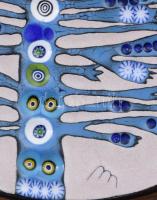 M Kiss Katalin: Életfa ifjú párral. Mázas kerámia, jelzett, fa keretben. Külső méret 20 cm