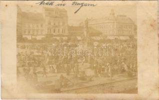 Arad, Piac, Vértanú szobor, üzletek / market, monument, shops. photo (fl)