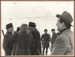 1965 Kádár János (1912-1989) vadászaton, kartonra ragasztott fotó, foltos, 17×23 cm