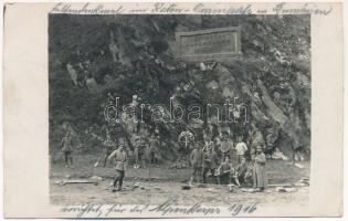 1916 Vöröstoronyi-szoros, Rotenturm-Pass, Roterturmpass, Pasul Turnu Rosu; Deutsches Alpenkorps 26-29. IX. 1916. / Német katonai emlékmű a hegyi csapatok emlékére, katonák ásókkal / WWI German military monument for the Alpine Corps (mountain infantry), soldiers with spades. photo (EK)