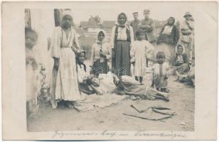 Zigeuner-Dorf in Siebenbürgen / Cigány falu Erdélyben, cigányok és német katonák / WWI Gypsy village in Transylvania, Gypsies and German soldiers. photo