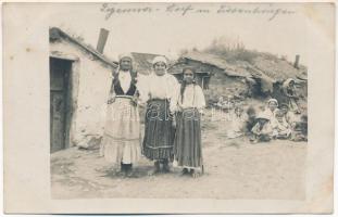 Zigeuner-Dorf in Siebenbürgen / Cigány falu Erdélyben, cigányok / WWI Gypsy village in Transylvania, Gypsy folklore. photo (fl)