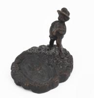 Patinázott bronz gyűrűtartó, pisilő kisfiú alakjával, 9x8 cm