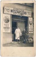 Budapest VII. A Pesti Izraelita Hitközség kóser mészárszéke (saját kezelésben), bejárat hentessel és kerékpárral. Elemér utca 32. (ma Marek József utca) Judaika / Jewish kosher slaughterhouse of the Pest Israelite Congregation, entrance with staff, butcher and bicycle. Judaica, photo (EK)