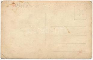 Budapest VII. A Pesti Izraelita Hitközség kóser mészárszéke (saját kezelésben), bejárat hentessel és...