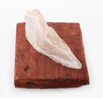 Nagy Sándor (1923-2017): A pihenő. Faragott kő, fa talapzaton, jelzés nélkül, teljes m: 9 cm