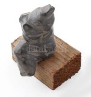 Nagy Sándor (1923-2017): Anya gyermekével. Faragott kő, fa talapzaton, jelzés nélkül, teljes m: 10,5...