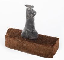 Nagy Sándor (1923-2017): Idol. Faragott kő, fa talapzaton, jelzés nélkül, teljes m: 12,5 cm