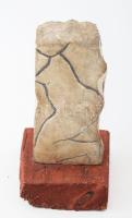 Nagy Sándor (1923-2017): Akt. Faragott és vésett kő, fa talapzaton, jelzés nélkül, teljes m: 20,5 cm
