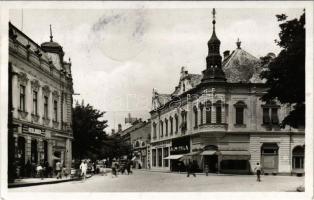 1938 Losonc, Lucenec; Masarykova ulica / utca, Redlinger, Hammermüller és Eugen Singer üzlete, patika, gyógyszertár, bank, autók. Marcel Filó kiadása / street, shops, pharmacy, bank, automobiles + "1938 Losonc visszatért" So. Stpl