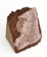 Nagy Sándor (1923-2017): Nőalak. Faragott kő, jelzés nélkül, fa talapzaton teljes m: 8 cm