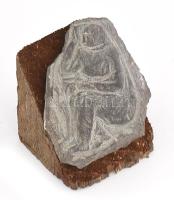 Nagy Sándor (1923-2017): Pihenő nőalak. Faragott kő, jelzés nélkül, fa talapzaton teljes m: 10 cm