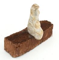 Nagy Sándor (1923-2017): Idol. Faragott kő, jelzés nélkül, fa talapzaton teljes m: 10 cm