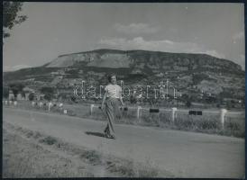 cca 1930-1940 Szendrő István (1908-2000): Séta a Badacsonynál, pecséttel jelzett fotó, 23,5×16 cm