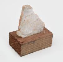 Nagy Sándor (1923-2017): Nőalak. Faragott kő, jelzés nélkül, fa talapzaton teljes m: 10 cm