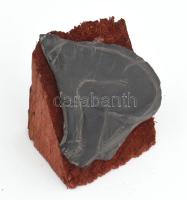 Nagy Sándor (1923-2017): Pihenő. Faragott kő, jelzés nélkül, fa talapzaton teljes m: 9,5 cm